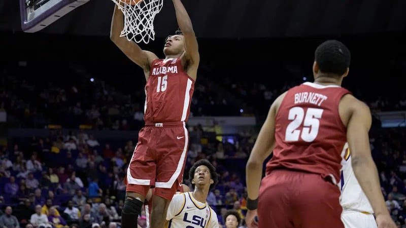 Alabama forward Noah Clowney (15) dunks next to LSU forward Derek Fountain, center, during the...
