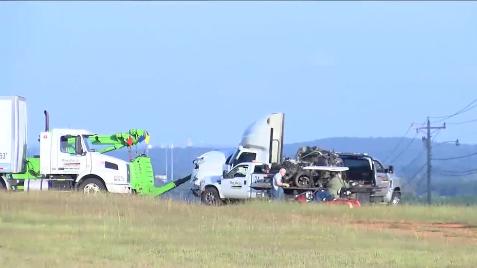 1 man killed in crash involving car, semi in Priceville