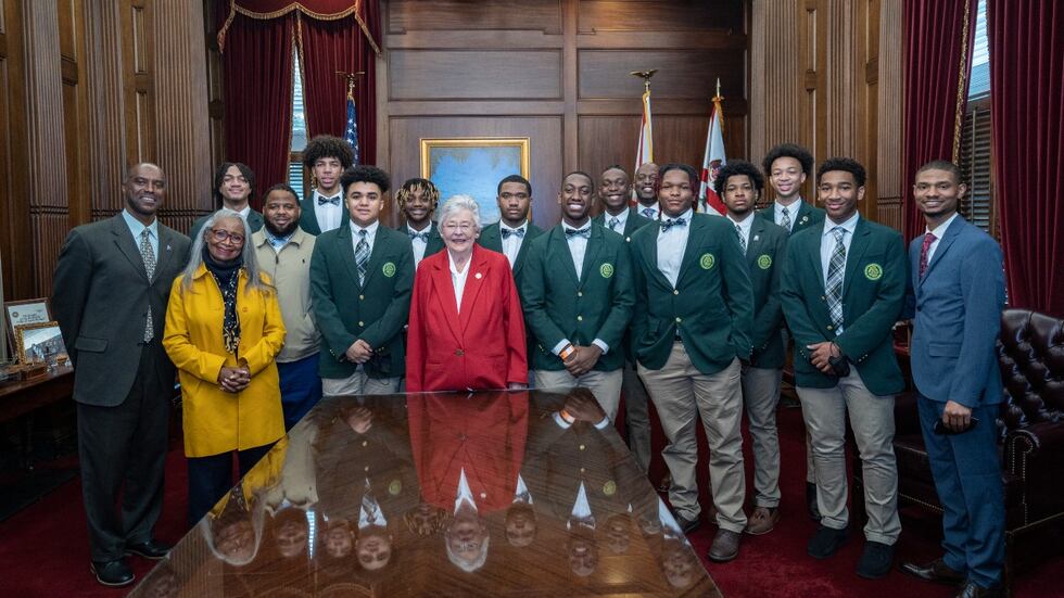 Gov. Ivey with Oakwood Adventist Academy basketball team