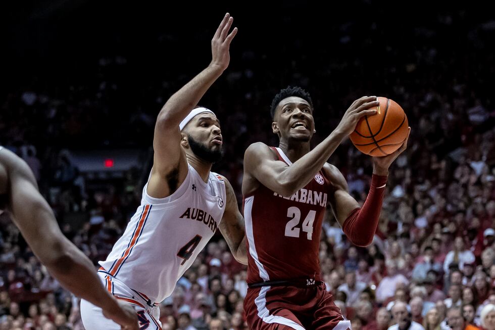 Alabama forward Brandon Miller (24) looks for a shot as Auburn forward Johni Broome (4)...