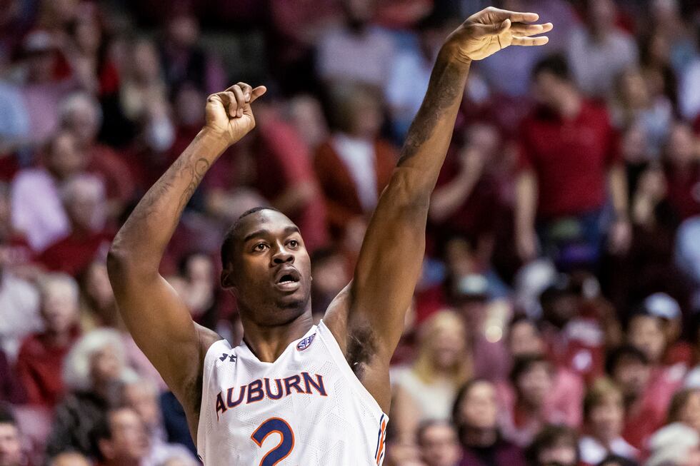 Auburn forward Jaylin Williams watches his shot go in during the first half of the team's NCAA...