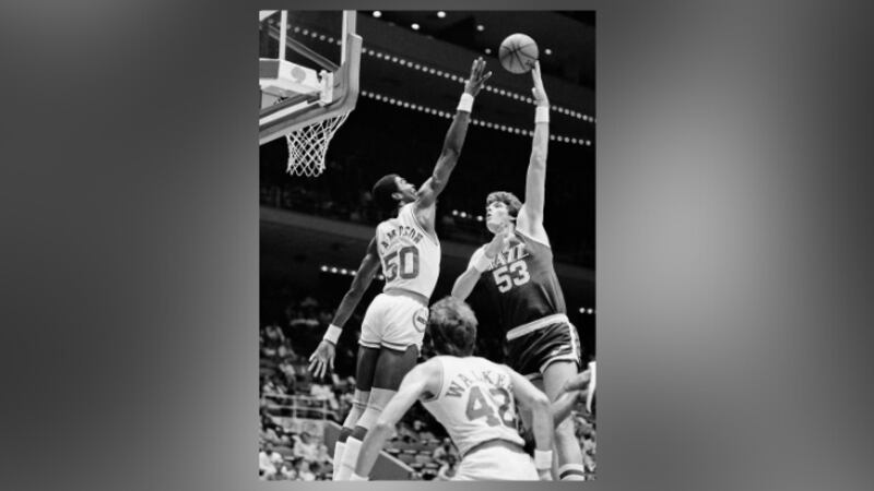 FILE - In this Nov. 11, 1983, file photo, Utah Jazz center Mark Eaton , right, puts a hook...